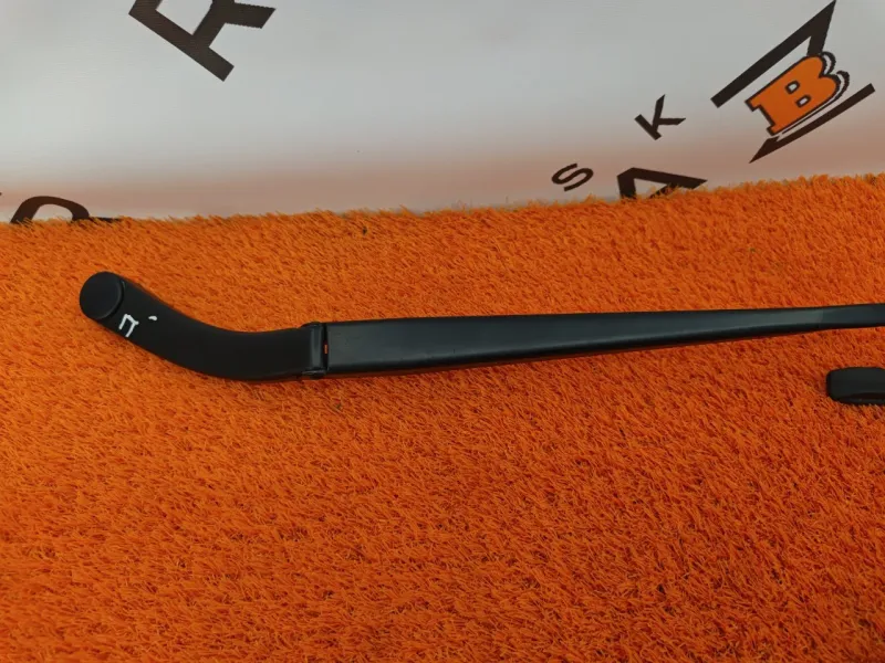 поводок стеклоочистителя