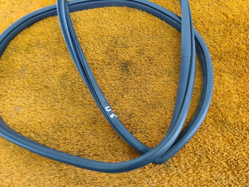 Уплотнитель проема двери