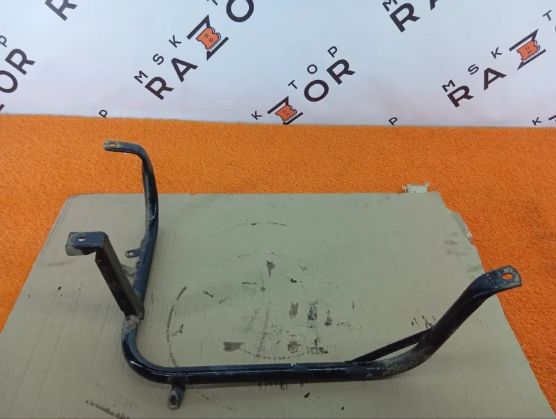 Крепление топливного бака