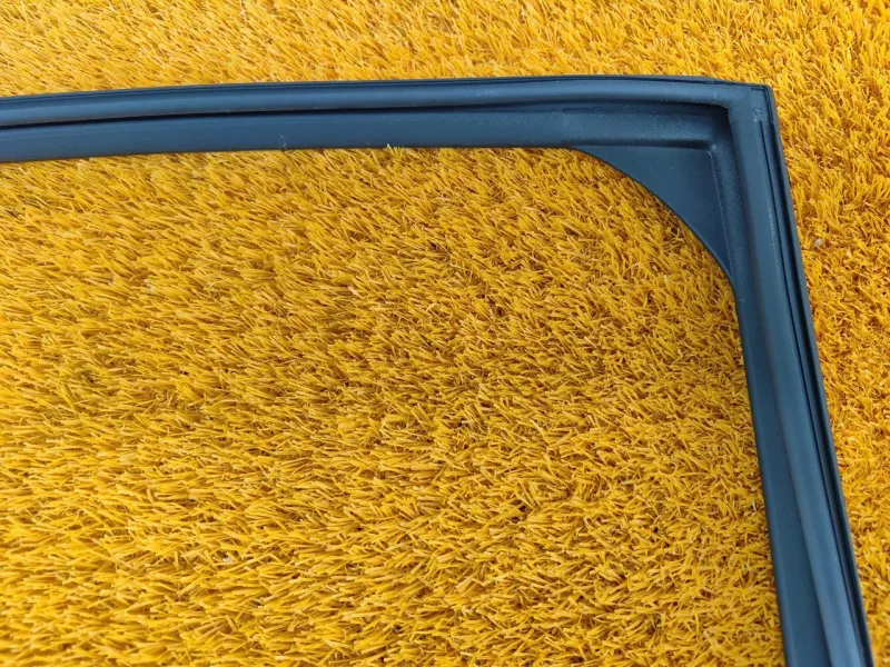 Уплотнитель стекла двери