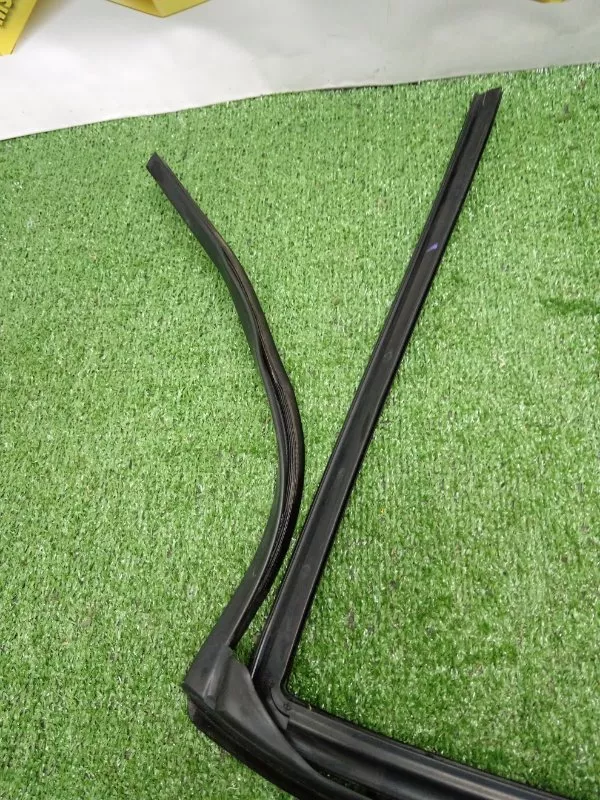 Уплотнитель стекла двери