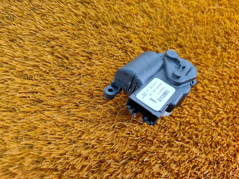 Сервопривод заслонок печки