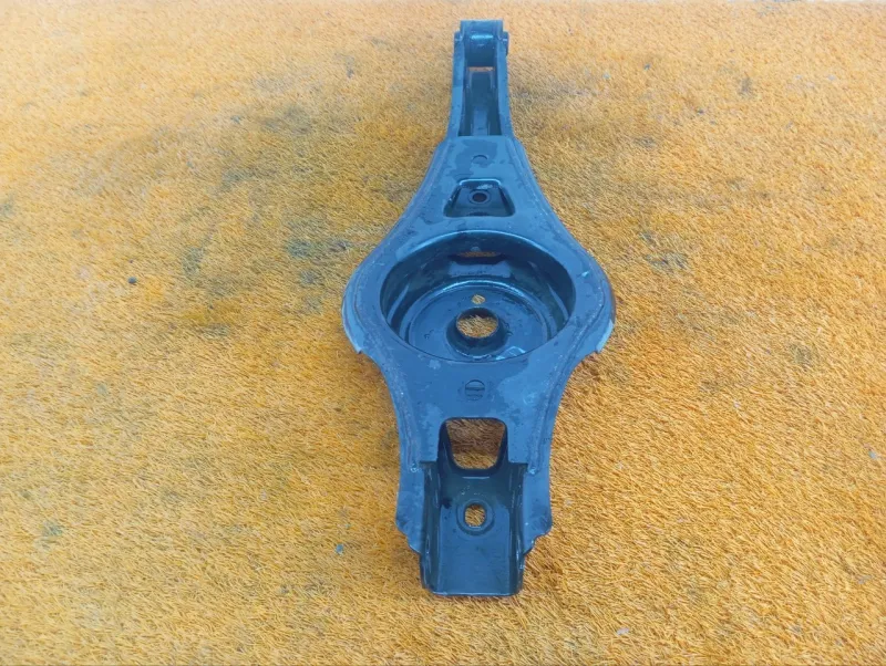 Рычаг подвески нижний