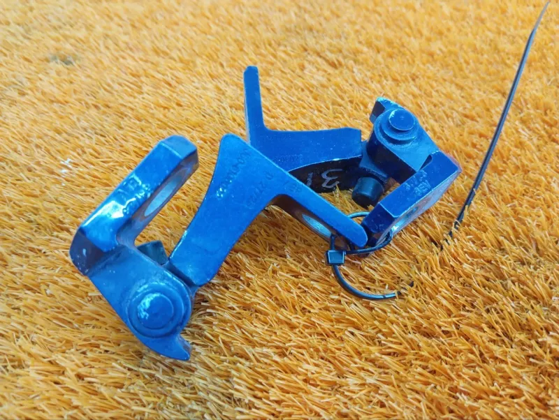 Петля двери