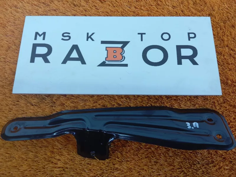 Кронштейн обшивки двери