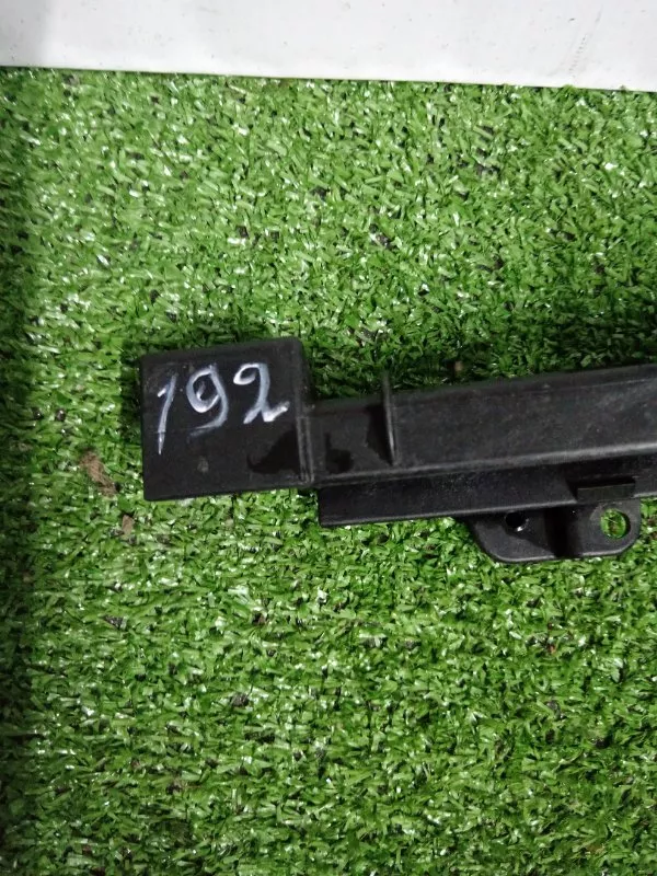 Направляющая стекла двери