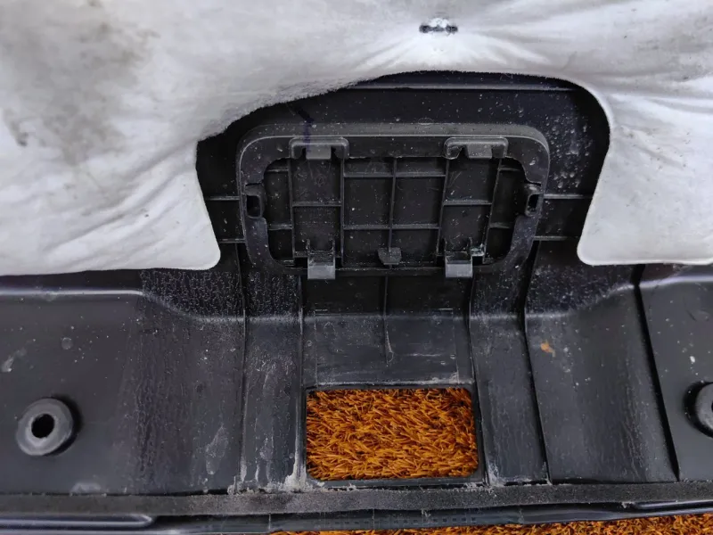 Обшивка крышки багажника