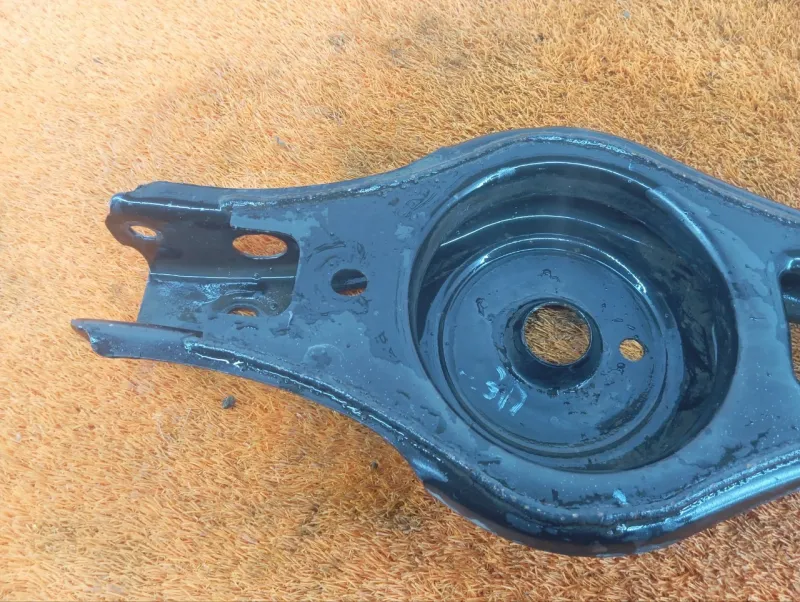 Рычаг подвески нижний