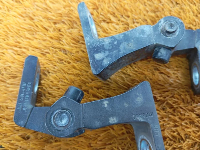 Петля двери