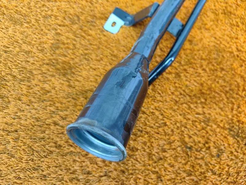 Горловина топливного бака