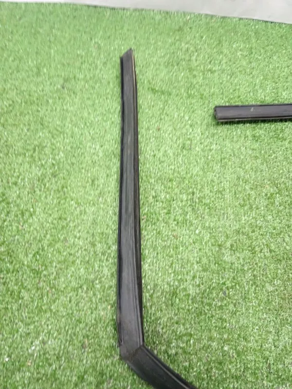 Уплотнитель стекла двери