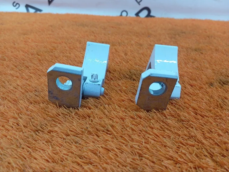 Петля двери