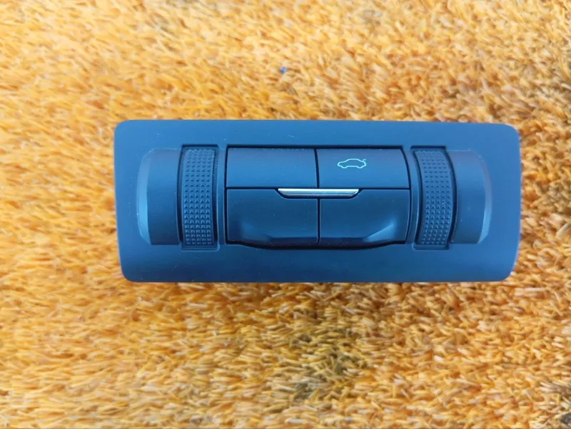 Кнопка открывания багажника