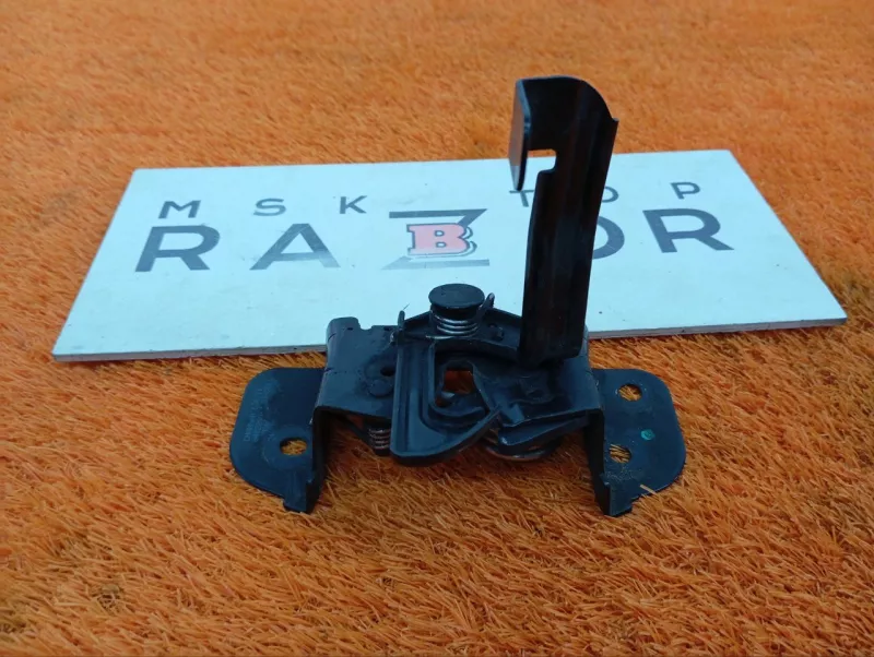 Замок капота