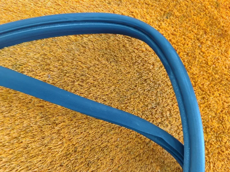 Уплотнитель проема двери