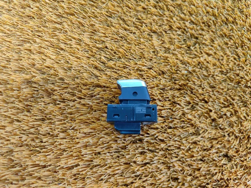 Кнопка открывания багажника