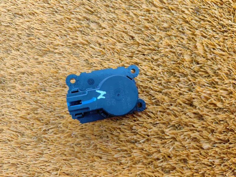 Моторчик заслонки печки