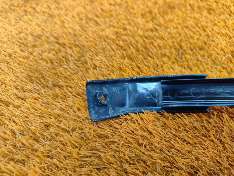 Направляющая стекла двери