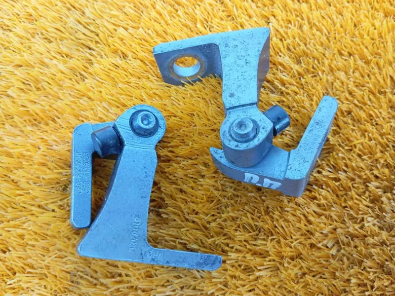 Петля двери