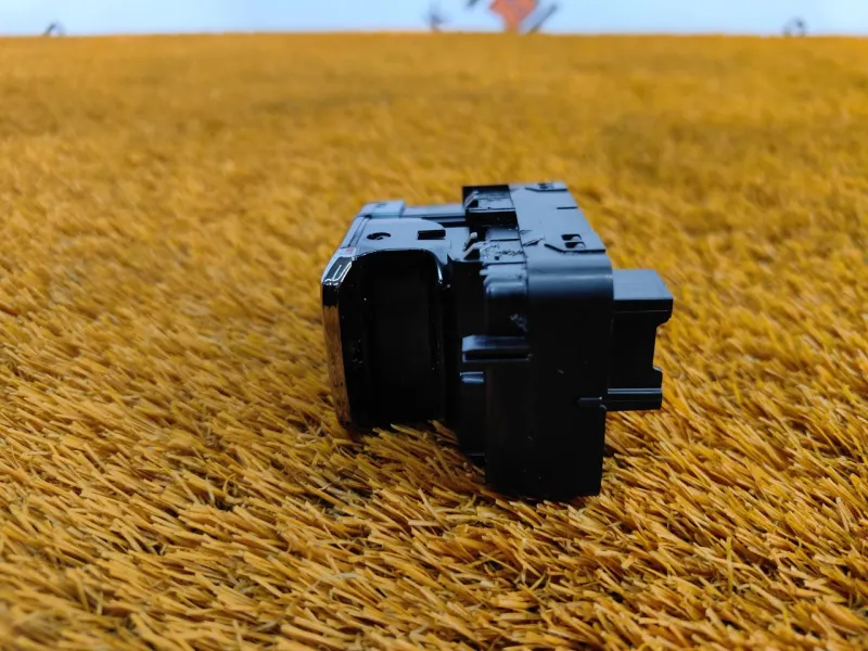 Кнопка стояночного тормоза