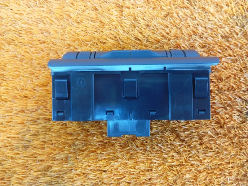 Кнопка открывания багажника