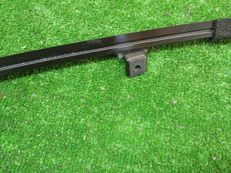 Направляющая стекла двери