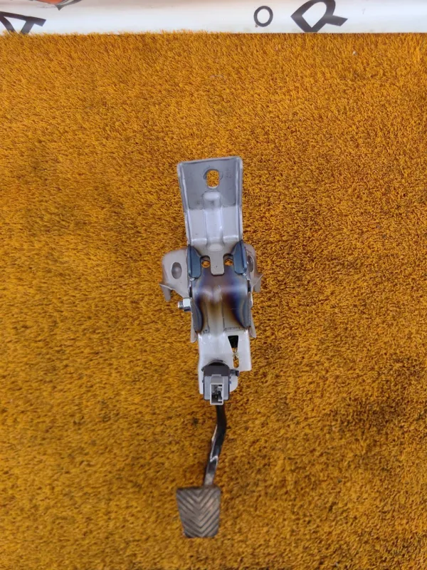 Педаль тормоза