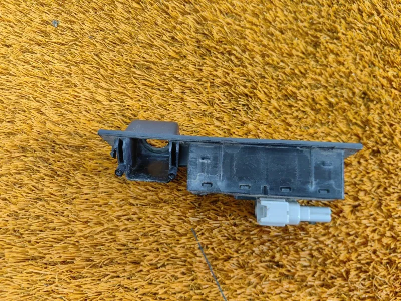 Кнопка открывания багажника