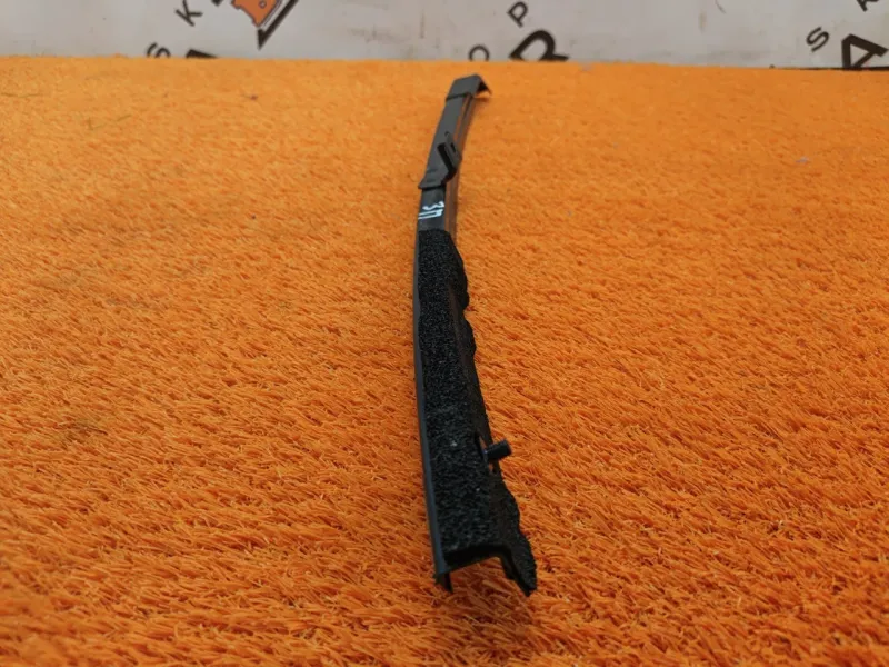 Направляющая стекла двери