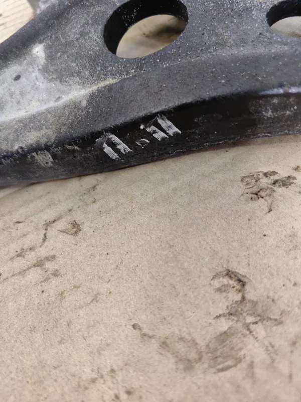 Рычаг подвески нижний