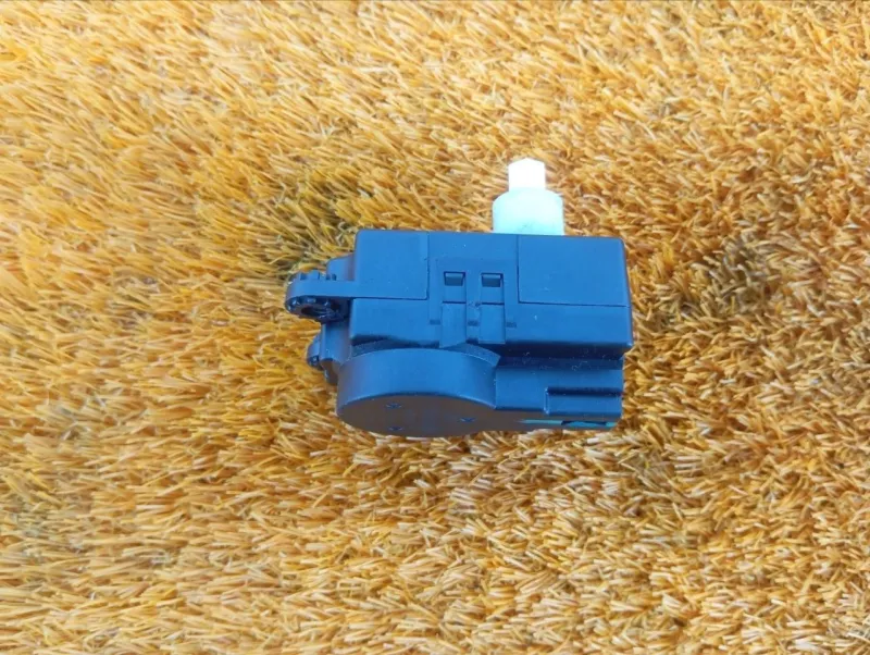 Сервопривод заслонок печки