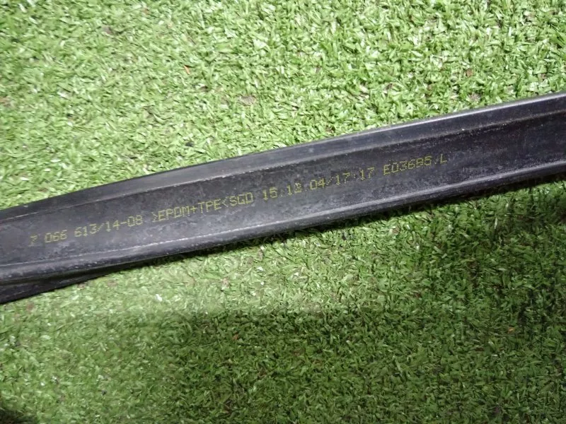 Уплотнитель стекла двери