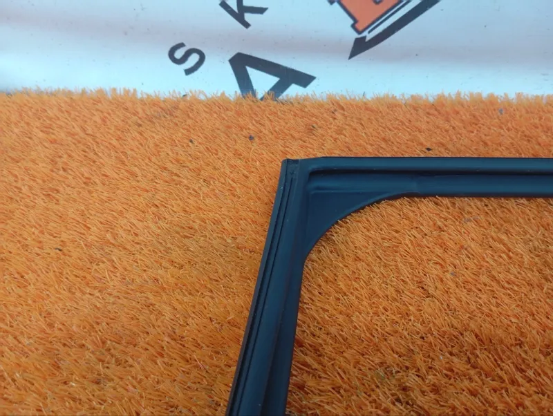 Уплотнитель стекла двери