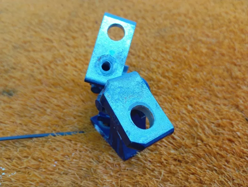 Петля двери