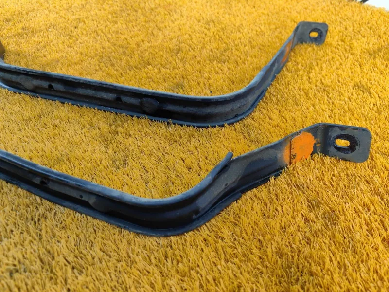 Крепление топливного бака