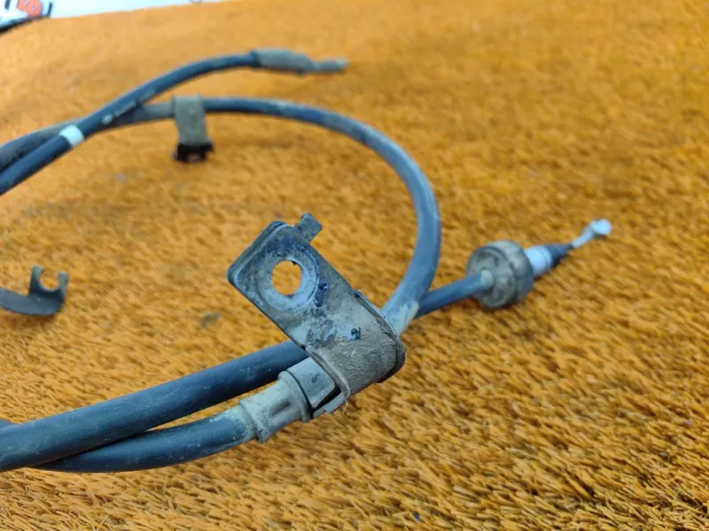 Трос стояночного тормоза