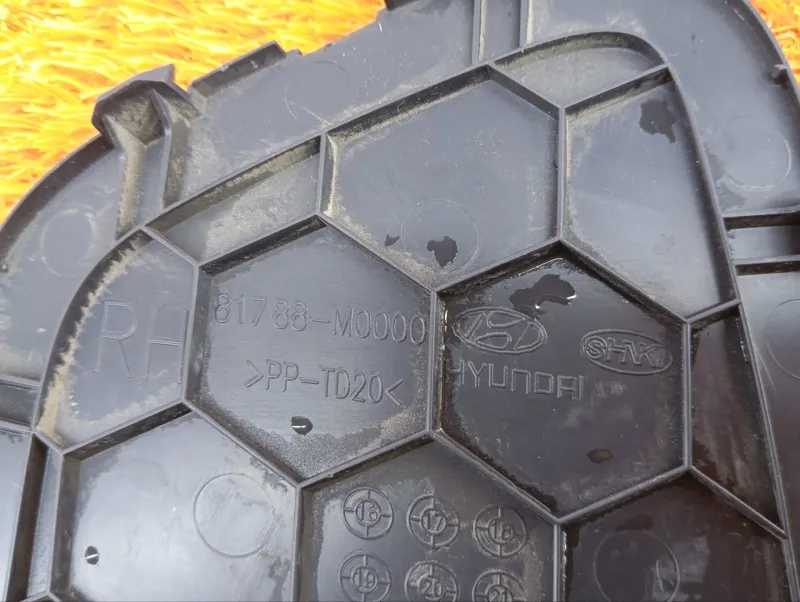 Обшивка крышки багажника