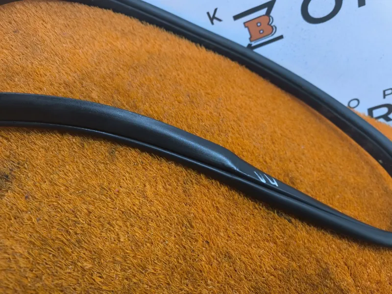 Уплотнитель проема двери