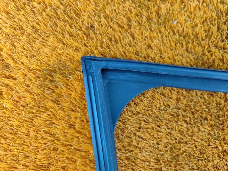 Уплотнитель стекла двери