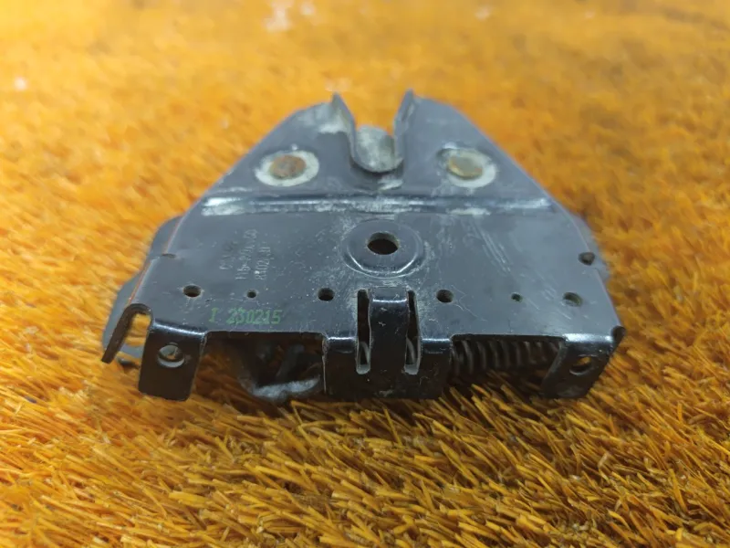 Замок капота