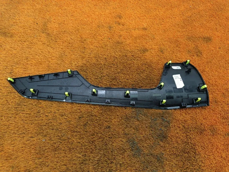 Накладка обшивки двери