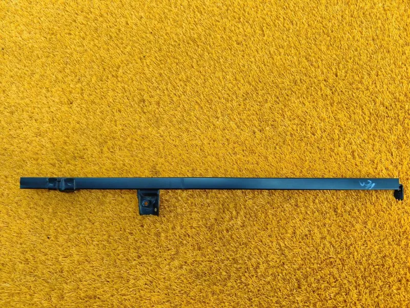 Направляющая стекла двери