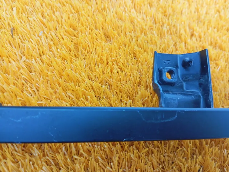 Направляющая стекла двери