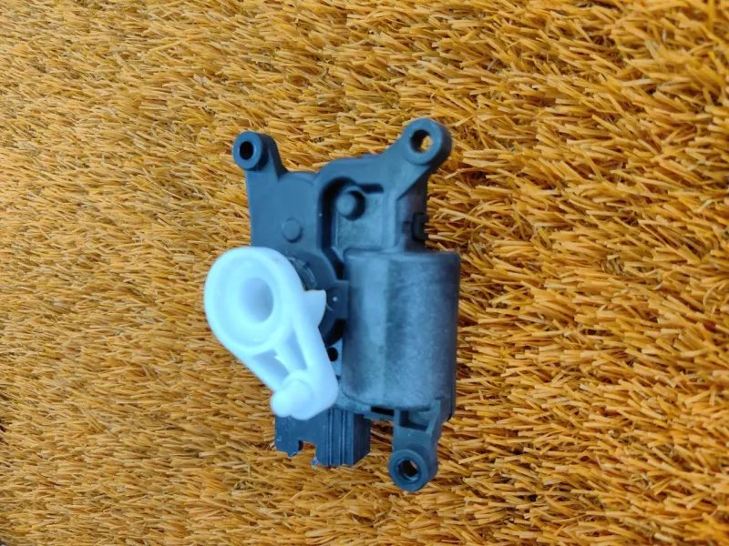 Сервопривод заслонок печки