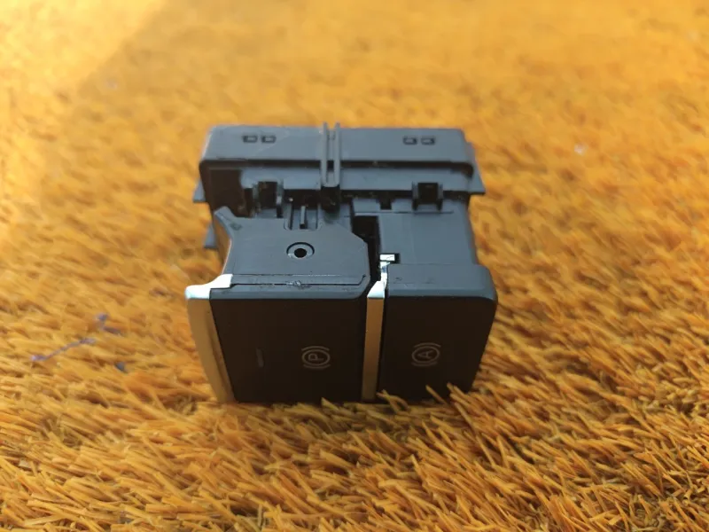 Кнопка стояночного тормоза