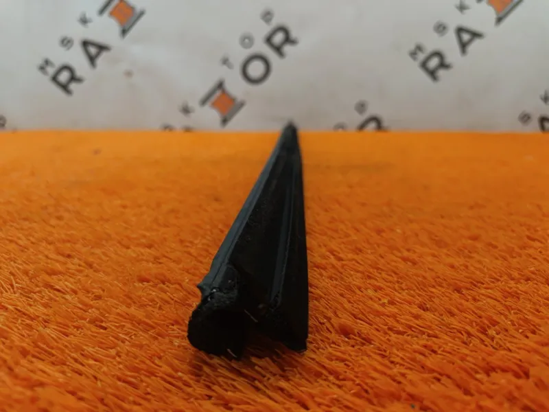 Уплотнитель стекла двери