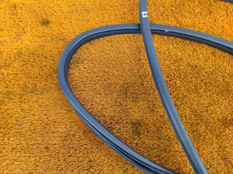 Уплотнитель проема двери