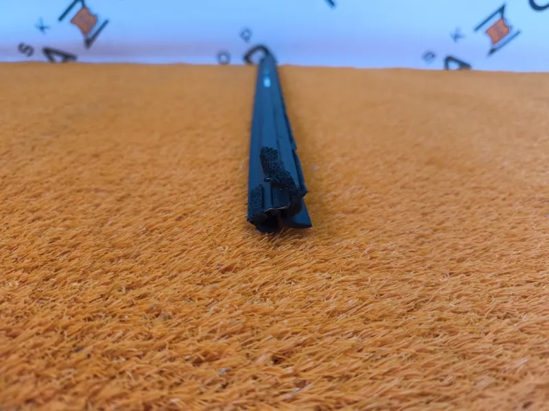 Уплотнитель стекла двери