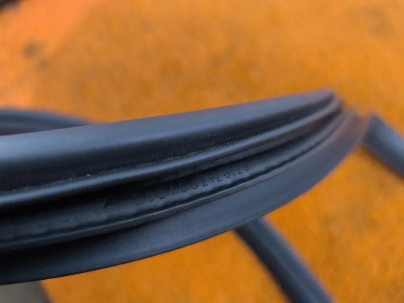 Уплотнитель проема двери