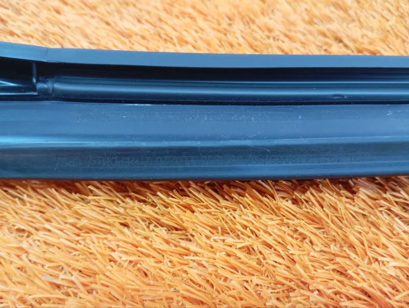 Уплотнитель стекла двери